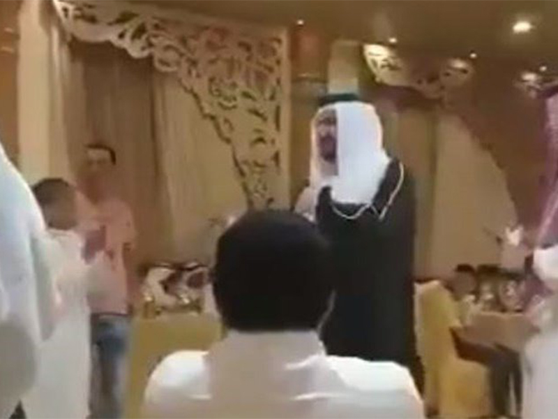 اضغط لمشاهدة الفيديو: عريس سعودي يُشعل حفل زفافه بوصلة رقص شرقي!